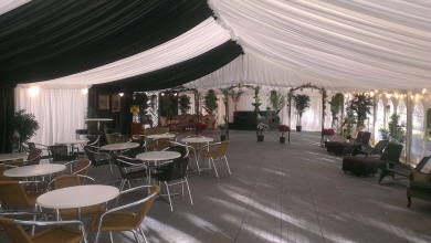 Festzeltboden Typ EXPO-tent in hellgrau verlegt zum Gala Diner Festzeltboden Typ EXPO-tent in hellgrau verlegt zum Gala Diner