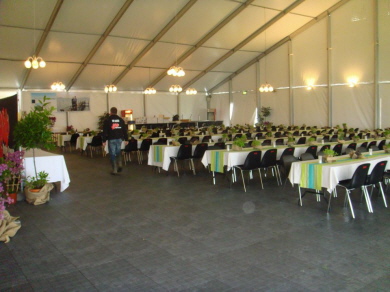 Festzeltboden Typ EXPO-tent in dunkelgrau verlegt - Vereinsversammlung Festzeltboden Typ EXPO-tent in dunkelgrau verlegt - Vereinsversammlung