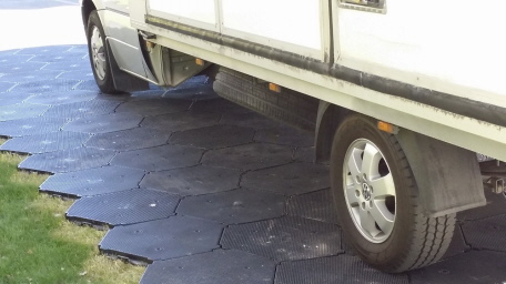 Bodenplatten SOLID BASIC als stabile Standfläche auf Rasen und Wiesen